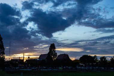 Günbatımı Wat delikanlı Pha Dook, Nonthaburi, Tayland tapınak arkasında.