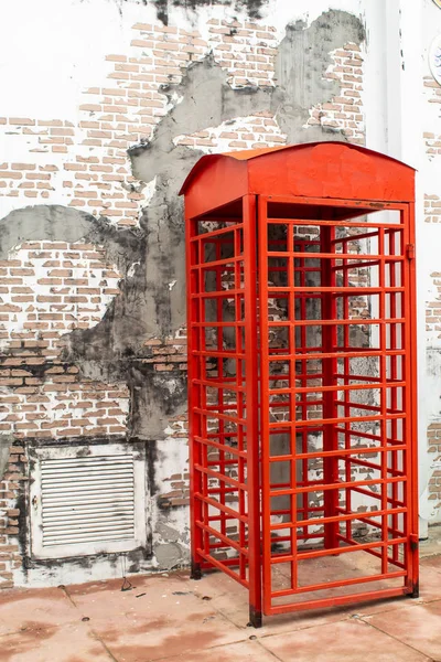 Красная Телефонная Будка Передний Кирпичный Блок — стоковое фото