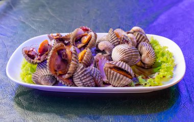 Sebze ile beyaz tabakta haşlanmış tarak.