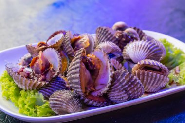 Sebze ile beyaz tabakta haşlanmış tarak.