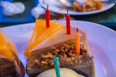 Doğum günü pastası, üçgen içine lezzetli kesmek.