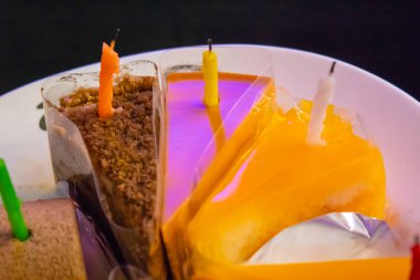 Doğum günü pastası, üçgen içine lezzetli kesmek.