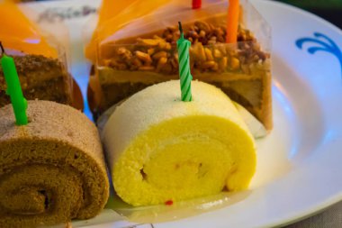 Doğum günü pastası, üçgen içine lezzetli kesmek.