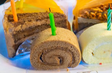 Doğum günü pastası, üçgen içine lezzetli kesmek.