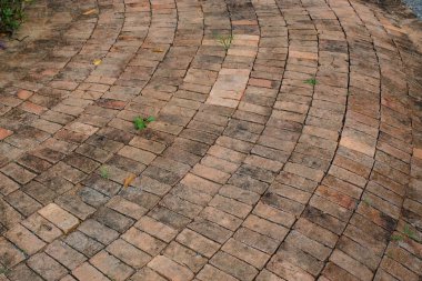 Tuğla blok ile döşeli Patika.