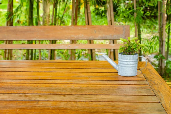 Güzellik için tablo ile küçük bir ağaç.