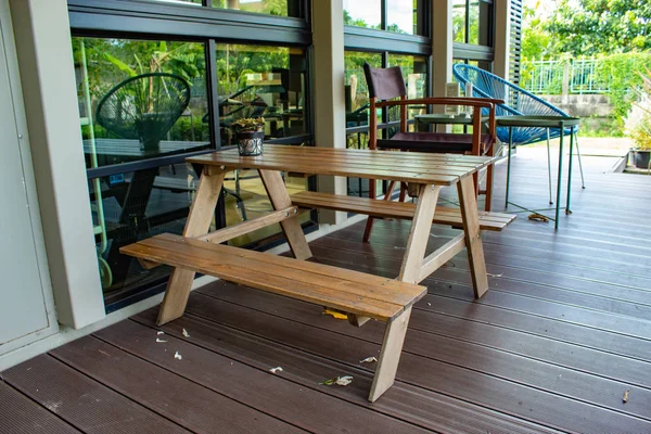 Ahşap masa ve sandalyeler bahçede oturma.