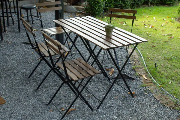 Ξύλινο Τραπέζι Και Καρέκλες Τραπέζια Στον Κήπο — Φωτογραφία Αρχείου
