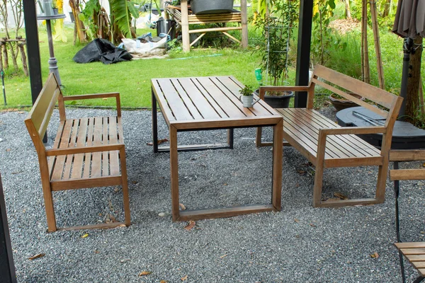 Ahşap masa ve sandalyeler bahçede oturma.