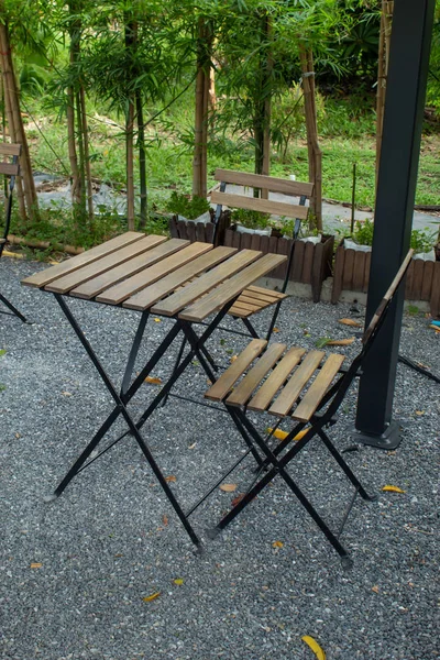 Ahşap masa ve sandalyeler bahçede oturma.