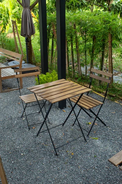 Ahşap masa ve sandalyeler bahçede oturma.