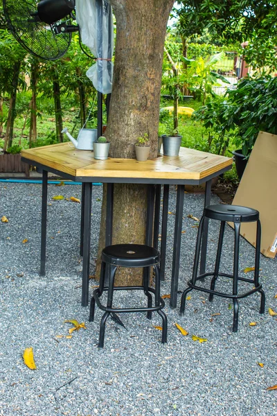 Ξύλινο Τραπέζι Και Καρέκλες Τραπέζια Στον Κήπο — Φωτογραφία Αρχείου