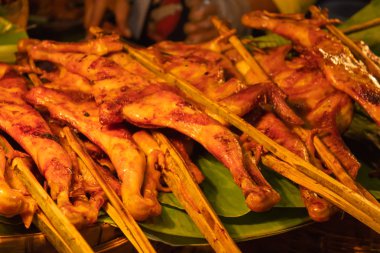 Izgara tavuk, muz üzerinde bambu yaprakları.