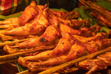 Izgara tavuk, muz üzerinde bambu yaprakları.