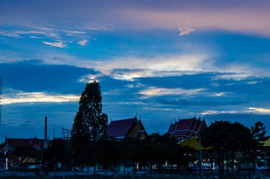 Günbatımı Wat delikanlı Pha Dook, Nonthaburi, Tayland tapınak arkasında.