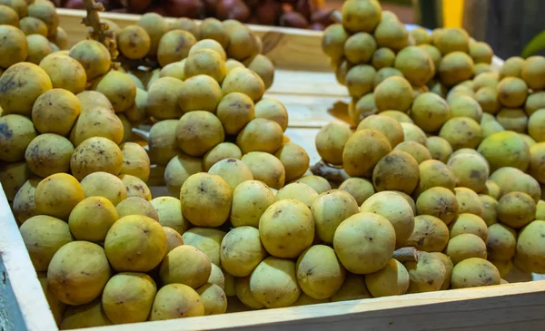 Lansium domesticum veya Longkong Tay tropikal meyve olduğunu