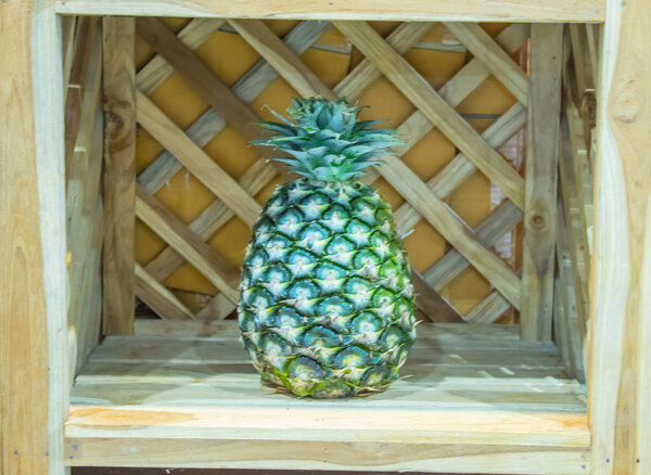 Ананас, которые помещаются в деревянные ящики, свежий вкус сладкий
.