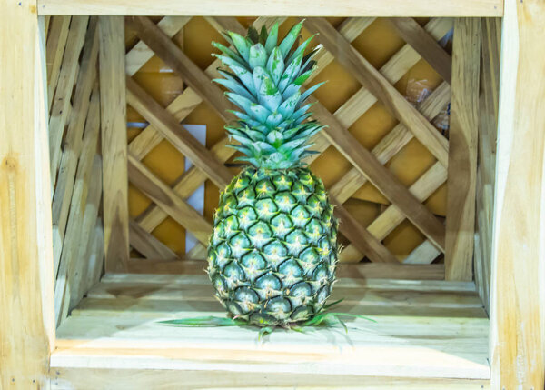 Ананас, которые помещаются в деревянные ящики, свежий вкус сладкий
.