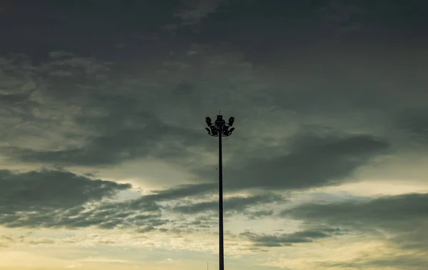 Bulutlu Bir Gökyüzü Yağmur Ile Sokak Lambaları — Stok fotoğraf