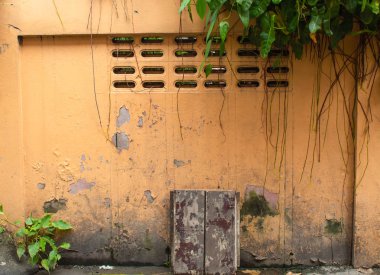 Tuğla duvar boyalı, renkli eklemek ama biraz hasar.