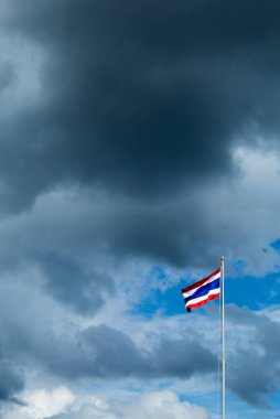 Tayland bayrak direkleri ve bir yağmur bulutu