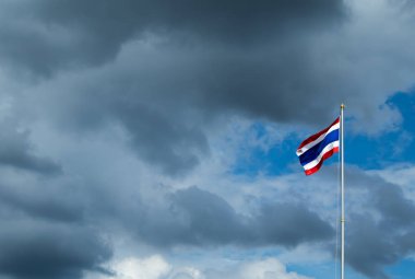 Tayland bayrak direkleri ve bir yağmur bulutu
