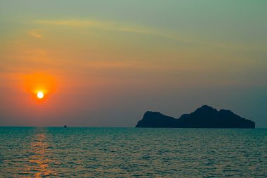 Günbatımı Suratthani Tayland Koh Phaghan denizde bir ada arkasında.