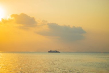 Deniz güneş ışığında