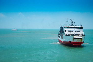 Deniz vapuru geçişi.