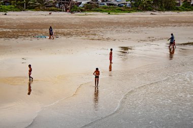 Saphli plajında oynayan çocuklar, Tayland 'da Chumphon. 25 Mart 2018 Nisan