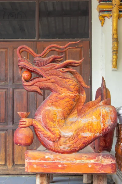 Ahşap yapılmış Çin Ejderha başlı.