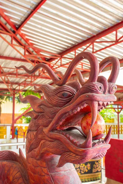 Ahşap yapılmış Çin Ejderha başlı.
