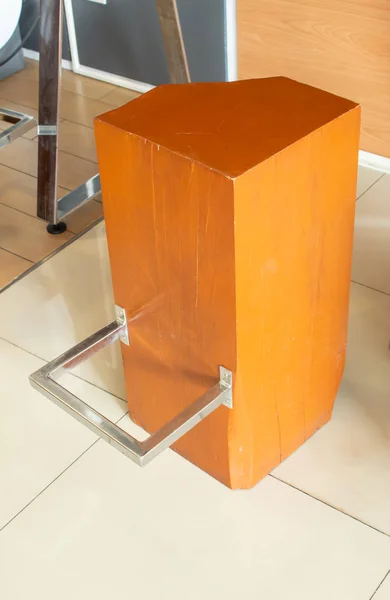 椅子で作られて木製の棒 大きいとステンレス鋼の足を置く — ストック写真