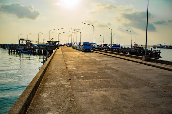 Feribot iskelesinde mekik minibüsü.