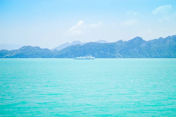 Deniz vapuru geçişi.