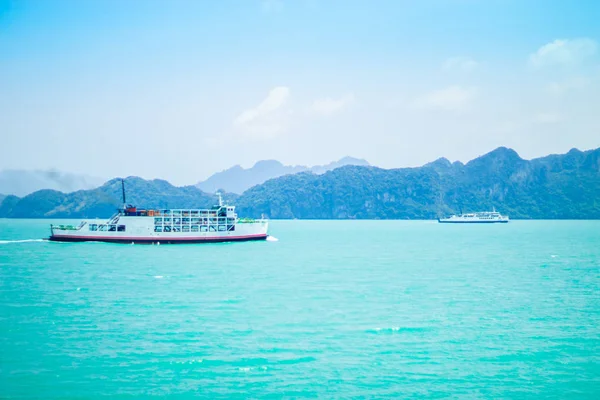 Deniz vapuru geçişi.