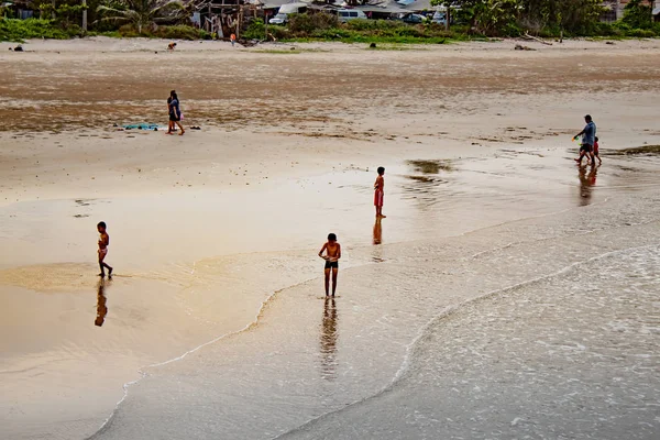 Saphli plajında oynayan çocuklar, Tayland 'da Chumphon. 25 Mart 2018 Nisan