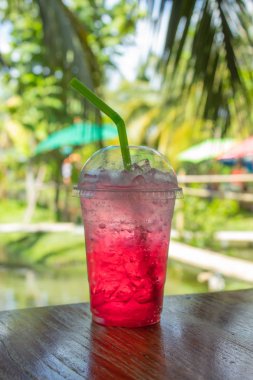 Kırmızı soda soğuk susuzluk Bahçe.