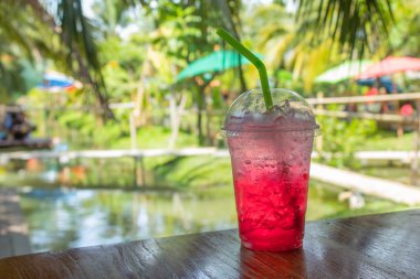 Kırmızı soda soğuk susuzluk Bahçe.