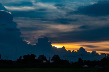 Günbatımı Wat delikanlı Pha Dook, Temple arkasında.