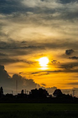 Günbatımı Wat delikanlı Pha Dook, Temple arkasında.