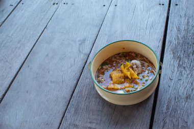 Baharatlı erişte çorbası ile domuz eti, koyun Pinto.