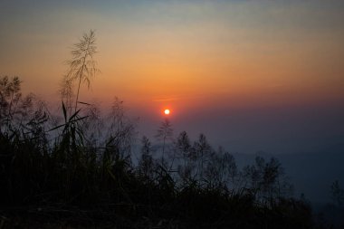 Dağlar Nern Chang Suek hills, Kancha arkasında ışık günbatımı