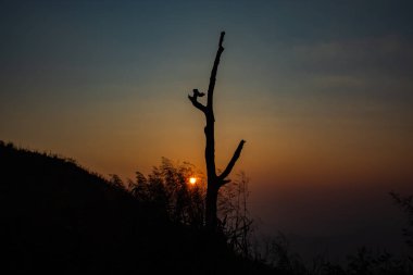 Işık günbatımı arkasında dağlar Nern Chang Suek hills, Kanchanaburi, Tayland
