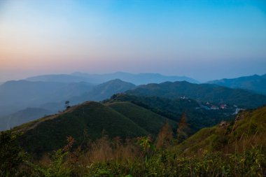 Işık günbatımı arkasında dağlar Nern Chang Suek hills, Kanchanaburi, Tayland