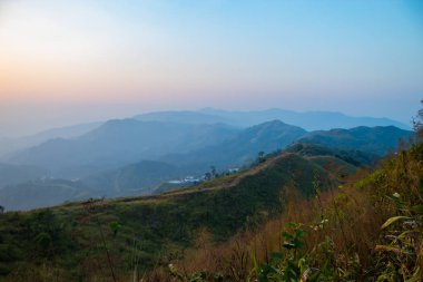 Işık günbatımı arkasında dağlar Nern Chang Suek hills, Kanchanaburi, Tayland