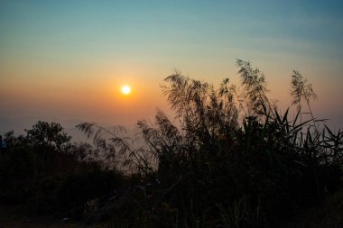 Işık günbatımı arkasında dağlar Nern Chang Suek hills, Kanchanaburi, Tayland