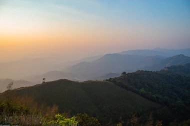 Işık günbatımı arkasında dağlar Nern Chang Suek hills, Kanchanaburi, Tayland