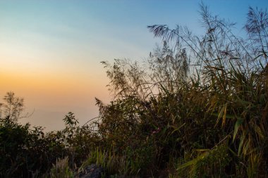 Işık günbatımı arkasında dağlar Nern Chang Suek hills, Kanchanaburi, Tayland