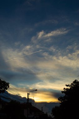 Akşam gökten gelen ışık